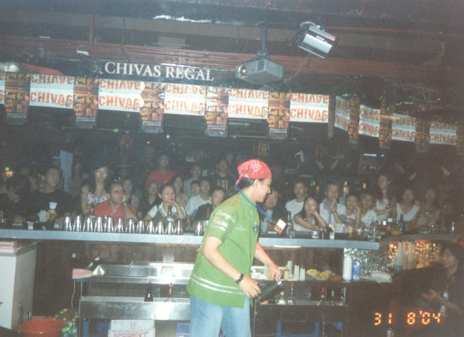 avisaos estais que en un descuido alguien se puede llevar un botellazo.jpg
